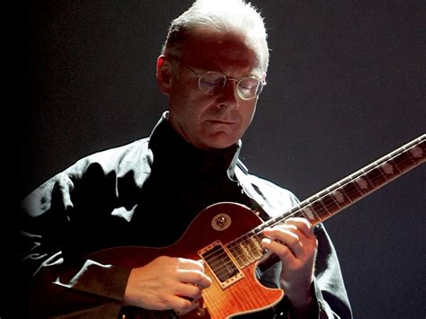 Robert fripp - Robert es el guitarrista de King Crimson. Fripp empezó a atraer la atención del público como miembro fundador de King Crimson, aunque ya había grabado previamente con el grupo Giles, Giles and Fripp. El impacto de King Crimson fue inmediato y considerable. En la vanguardia del “ rock progresivo “, combinaron conceptos clásicos y ... 